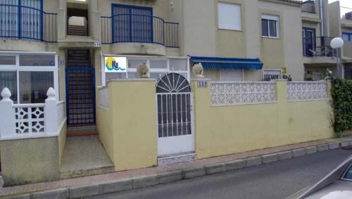 APARTAMENTO CON PORCHE ACRISTALADO