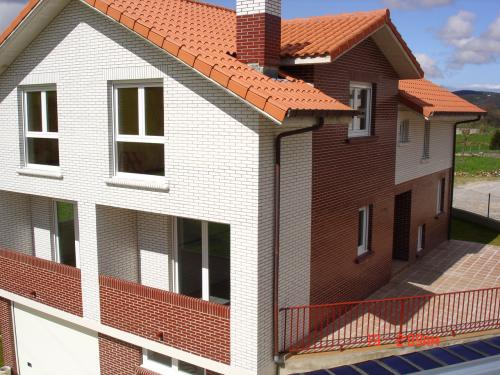 CHALET INDEPENDIENTE CON PARCELA  EN VARGAS