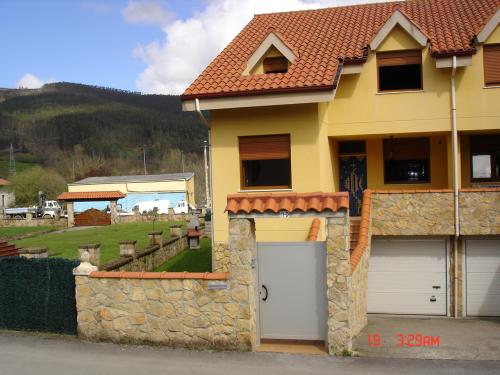 CHALET PAREADO CON PARCELA EN CASTAÑEDA