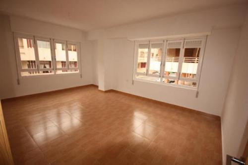 TORREVIEJA AL LADO PLAYA 3 HABS 105.000 EUROS. 