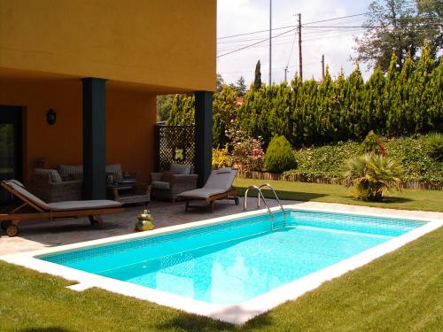 CASA DE ENSUEÑO CON PISCINA Y ESPECTACULAR JARDIN