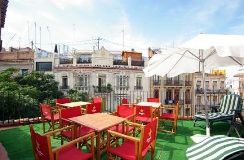 Amplia casa en alquiler vacacional con capacidad para 20 personas en el centro de Valencia.