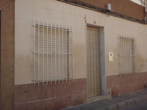 ROSNELY VENDE CASA CON 4 DORMITORIOS AMUEBLADA Y EQUIPADA EN REDOVAN