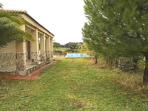 Casa de campo con piscina en el entorno del pantano de Valdesalor.