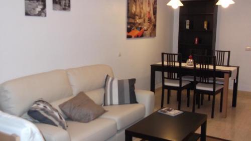 ROSNELY VENDE PISO EN REDOVAN CON VISTAS A LA PLAZA DE LA PAZ Y AMUEBLADO