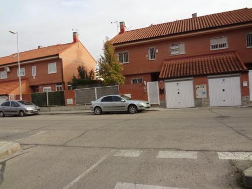 ESPACIOSO CHALET CON AMPLIA PARCELA