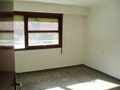 Piso vacío con cinco habitaciones cerca del Palau