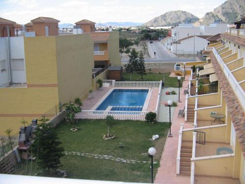 DUPLEX A LA VENTA EN REDOVAN CON PISCINA COMUNITARIA