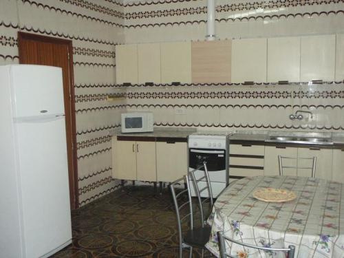 CASA EN PLANTA BAJA A LA VENTA EN REDOVAN 4 DORMITORIOS