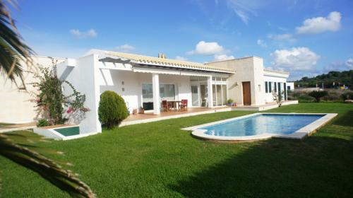 MENORCA CHALET/VILLA CON JARDÍN PISCINA Y GARAJE CERCA DE LA COSTA SUR 