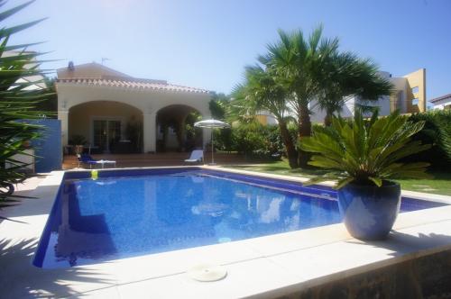MENORCA CHALET/VILLA EN PORT DADDAIA CON JARDÍN PISCINA Y GARAJE 