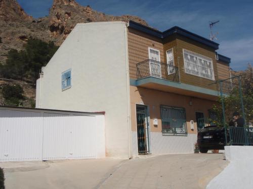 ROSNELY VENDE EN ORIHUELA CASA CON DOS PISOS SEMI-AMUEBLADO