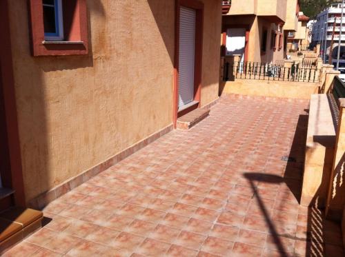 ROSNELY VENDE BUNGALOW NUEVO CON PISCINA COMUNITARIA EN REDOVAN