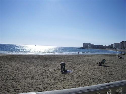 Torrevieja 1ª linea de playa res. privado, piscina.