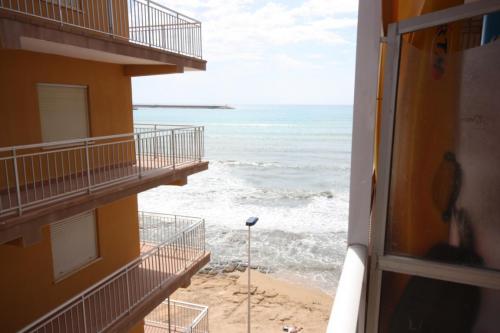 TORREVIEJA PRIMERA LINEA PLAYA 2 HABS 69.000 EUROS.