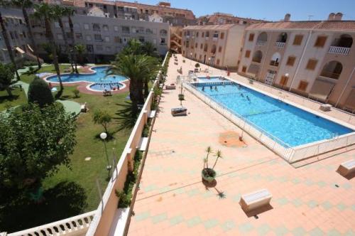 TORREVIEJA,MUY CERCA PLAYA 2 HABS,PISCINA,59.900 EUROS