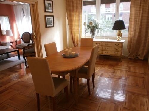 Agencia inmobiliaria en Barrio Retiro, Madrid. Rent a House España