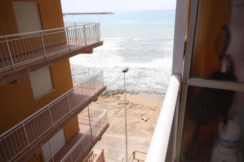 TORREVIEJA PRIMERA LINEA PLAYA 2 HABS 62.000 EUROS.