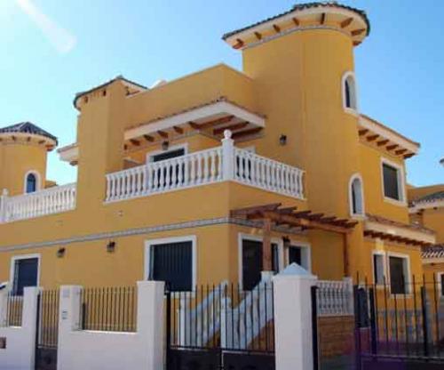 PAREADO 3 DORMITORIOS. EQUIPADO.LARGA TEMPORADA.