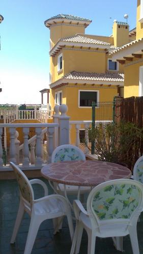 PAREADO 3 DORMITORIOS.CIUDAD QUESADA.LARGA TEMPORADA.VACÍO.