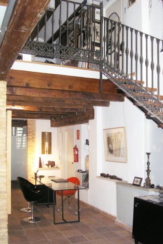 ALQUILER de estudio de 200 m2 con terraza de 35 en el centro histórico de Valencia, barrio del Carmen. CON MUCHO ENCANTO