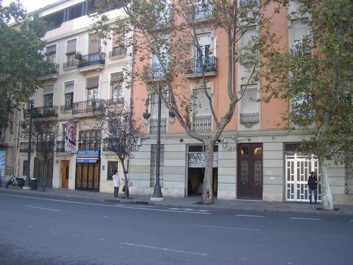 Local comercial de 90 m2 con patio trasero. FRENTE AL RÍO , junto Universidad Católica. BARRIO DEL CARMEN