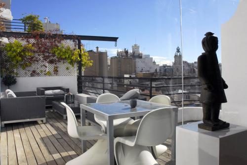 Ático tipo apartamento con espacio para estudio y AMPLIA Y LUMINOSA TERRAZA en el CENTRO JUNTO A PZA AYUNTAMIENTO en Valencia