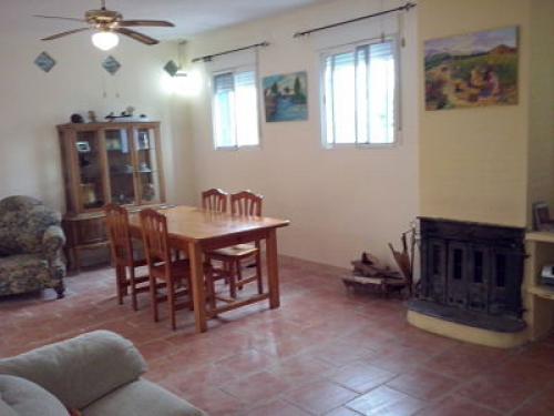 Estupenda casa para vivir o como negocio con todos los servicios y  jardín a sólo 10 minutos del Ayuntamiento de Valencia