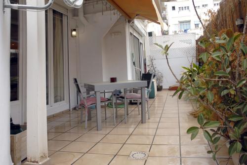 Vivienda CON TERRAZA, en Ruzafa, reformada tipo loft, con 1 habitación y baño