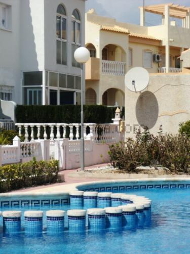 VENTA DE CHALET ADOSADO EN ORIUELA PLAYA