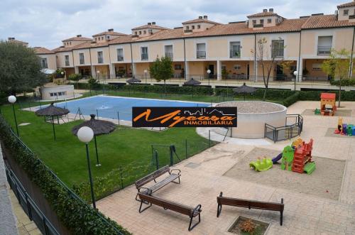 ALQUILER CHALET ADOSADO EN EL CASCO URBANO 