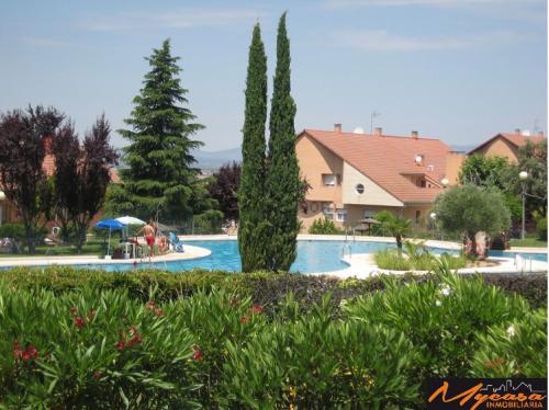 ALQUILER CHALET ADOSADO EN EL BOSQUE 