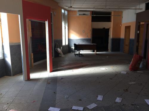 Local en BARRIO DEL CARMEN, de 120 m2, CHAFLÁN, 4 escparates, junto río, IVAM y Universidad Católica