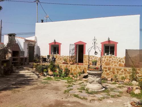CASA CHALET EN LOS PALACIOS ROJALES