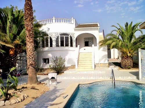 Chalet 4 dormitorios con priscina en urb la primavera Torrevieja