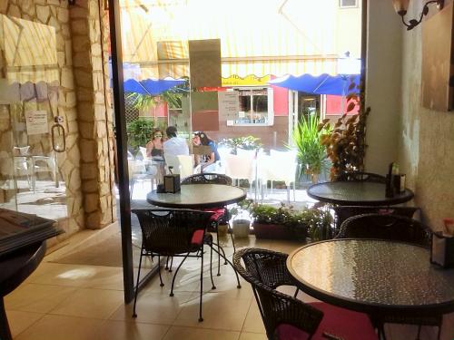 TRASPASO CAFETERIA CON COCINA TORREVIEJA