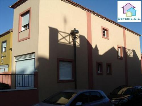 excelente adosado en esquina