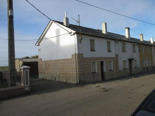 Casa adosada con huerta edificable al lado del mar y en casco urbano.
