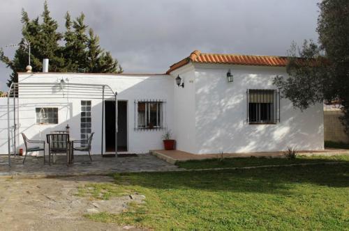 ¡Aquí tiene la casa con terreno en Chiclana que buscas!.