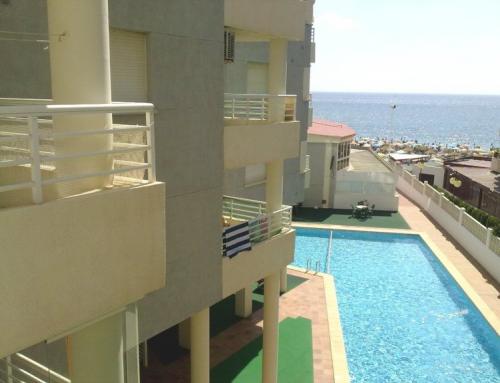 Primera línea playa Levante con piscina, jardín y parking