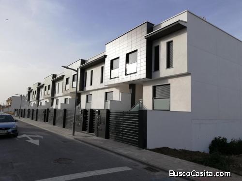 SE VENDE CASA ADOSADA CON SEMISÓTANO