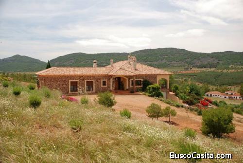 Finca de 9,5 hectáreas con preciosa casa de 500m2 en plena naturaleza en Badajoz (España)