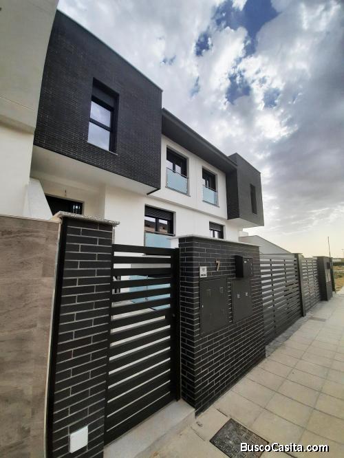 VENTA DE ADOSADO CON SEMISÓTANO