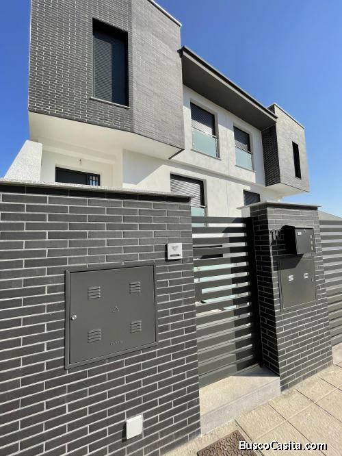 VENTA DE ADOSADO CON SEMISÓTANO