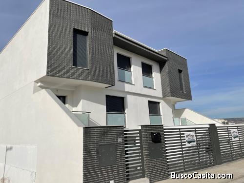 VENTA DE ADOSADO CON SEMISÓTANO