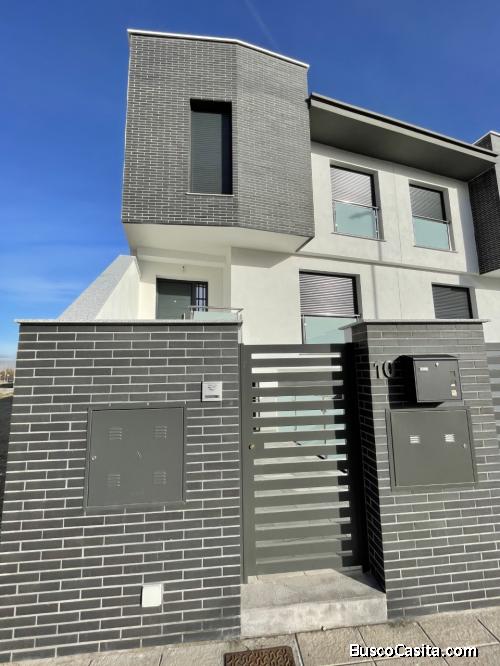 SE VENDE CASA ADOSADA CON SEMISÓTANO