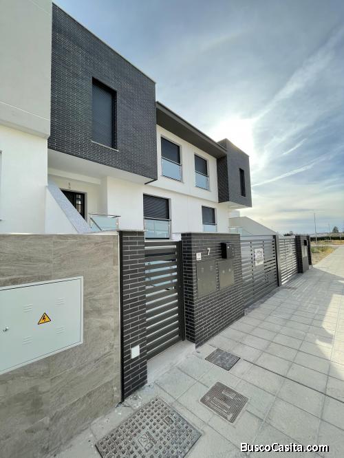 SE VENDE CASA ADOSADA CON SEMISÓTANO