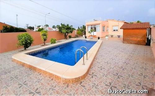 Venta chalet con piscina urbanización el Chaparral 