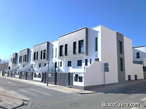 Se Vende Casa unifamiliar adosada con semisótano, piscina y aerotermia.