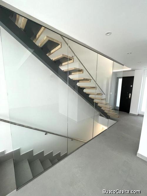  Se Vende Casa unifamiliar adosada de esquina con Semisótano, Piscina y Aerotermia.